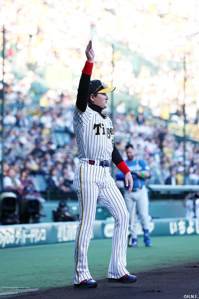 古巣・タイガースのユニフォームを着用してメンバー表交換を行う新庄監督02