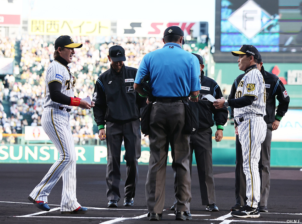 古巣・タイガースのユニフォームを着用してメンバー表交換を行う新庄監督03