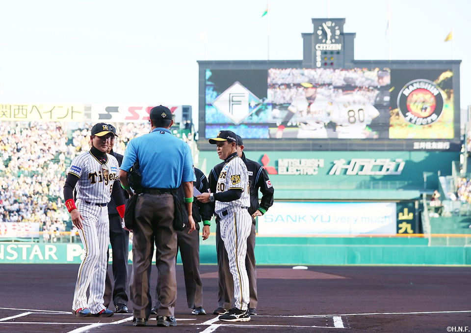 古巣・タイガースのユニフォームを着用してメンバー表交換を行う新庄監督04