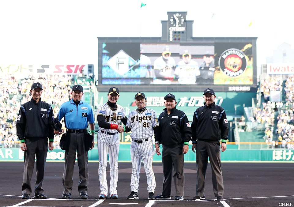 古巣・タイガースのユニフォームを着用してメンバー表交換を行う新庄監督05