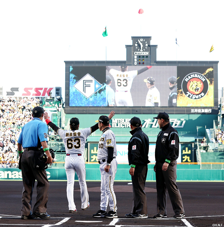 古巣・タイガースのユニフォームを着用してメンバー表交換を行う新庄監督06