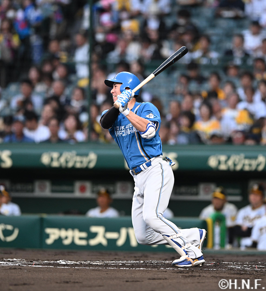 2回表、センターへヒットを放つ松本剛選手