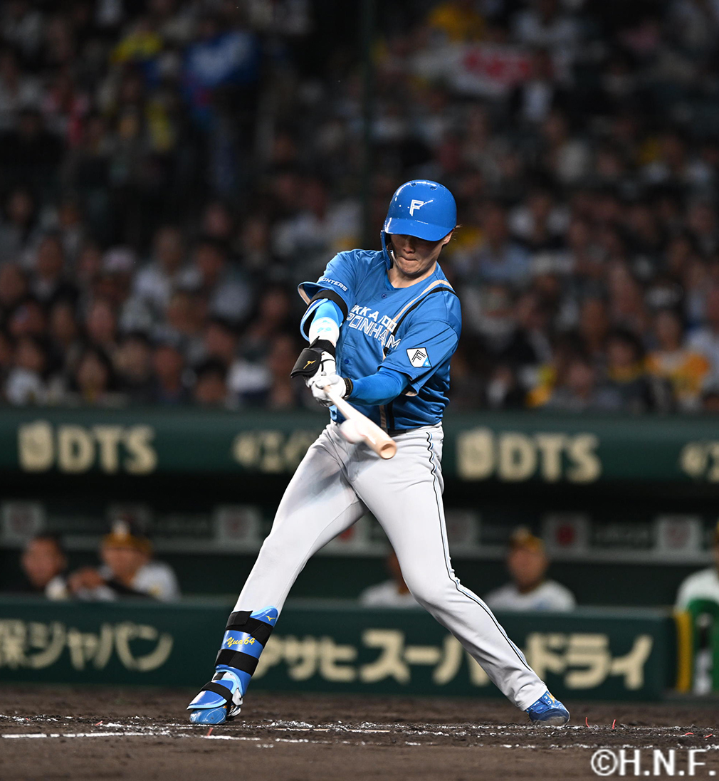 4回表、センターへ先制適時打を放つ山﨑福投手01