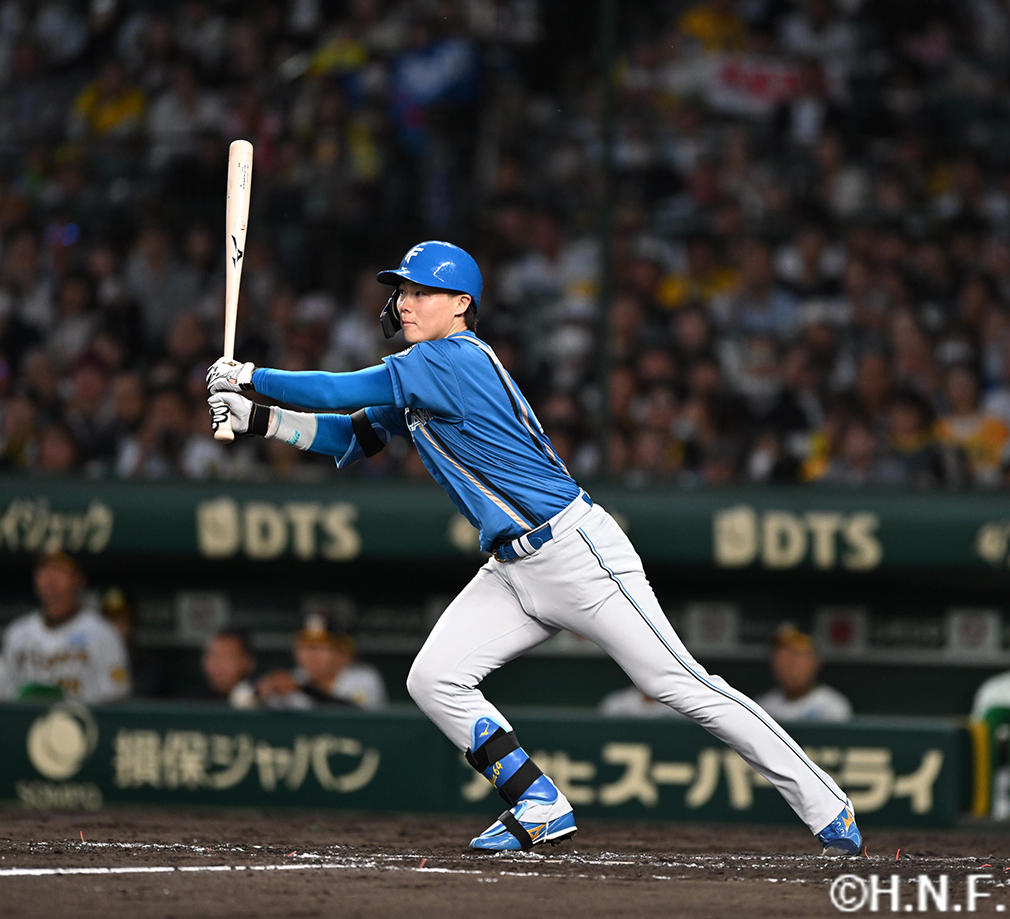 4回表、センターへ先制適時打を放つ山﨑福投手02