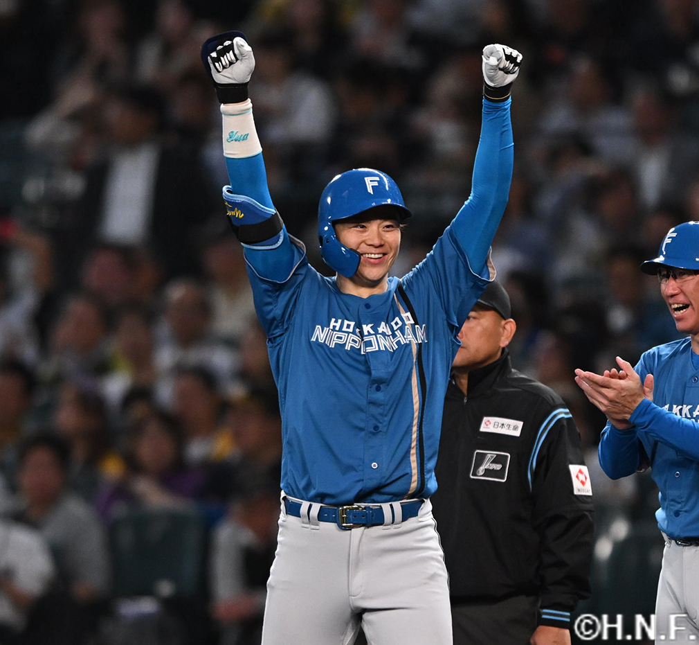 4回表、センターへ先制適時打を放つ山﨑福投手03