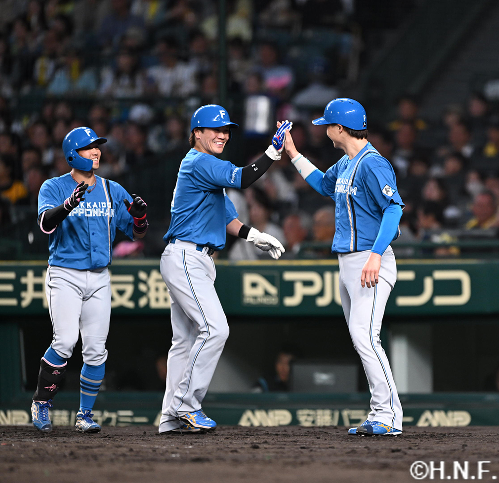 4回表、生還した山﨑福投手と伏見選手