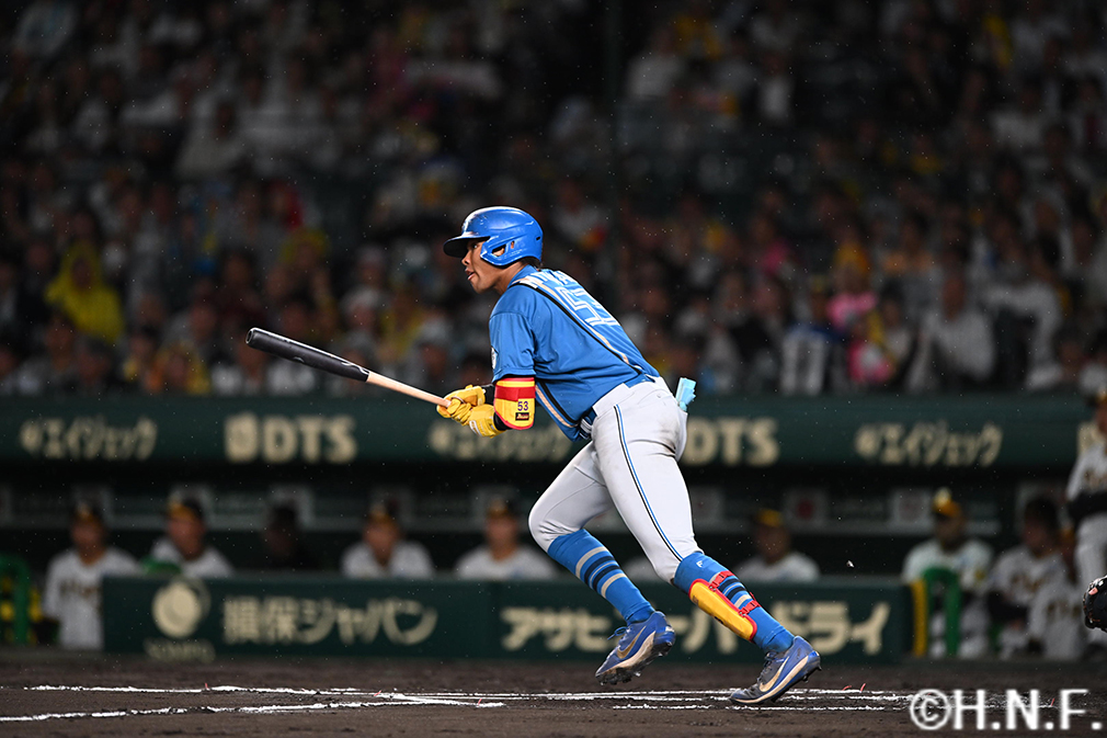 6回表、レフトへヒットを放つ水谷選手
