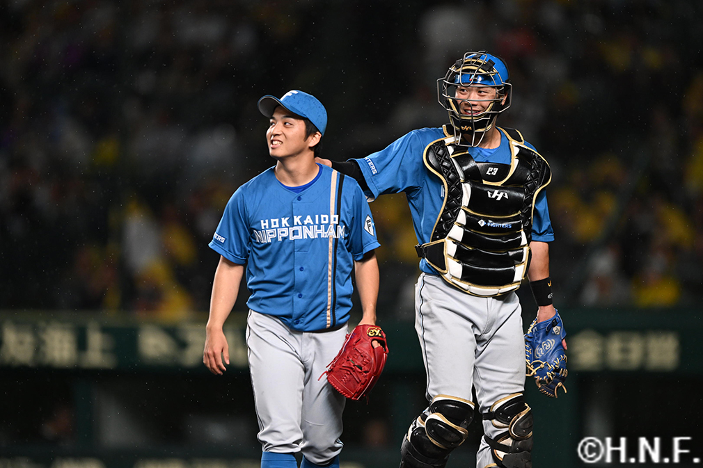 8回裏を抑えた山本拓投手と伏見選手
