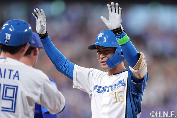 2回裏、プロ初打席で初安打を放つ宮崎選手03