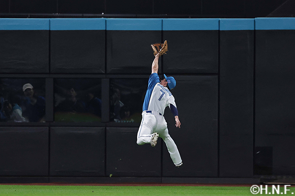 3回表、好守をみせる松本剛選手01