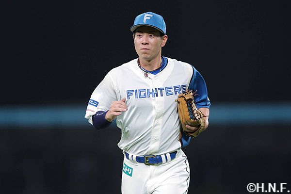 3回表、好守をみせる松本剛選手02