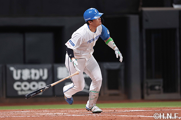 4回裏、レフトへ本塁打を放つ郡司選手01