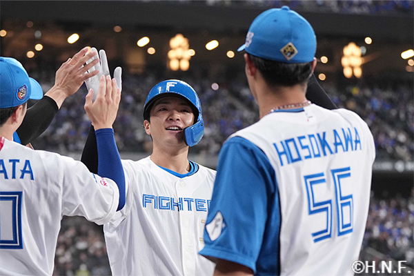 4回裏、レフトへ本塁打を放つ郡司選手02