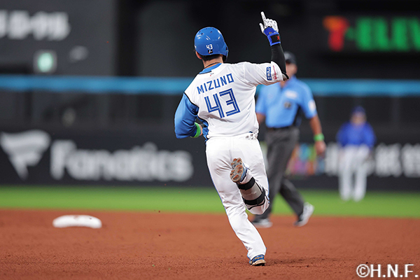 5回裏、ライトへ本塁打を放った水野選手01