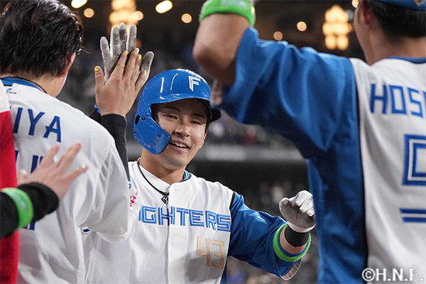 5回裏、ライトへ本塁打を放った水野選手02