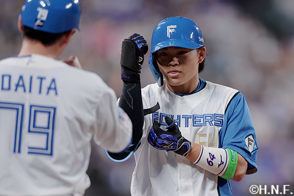 6回裏、レフトへヒットを放った田宮選手