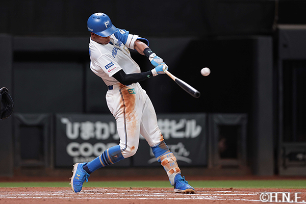 7回裏、レフトへ二塁打を放つ万波選手01