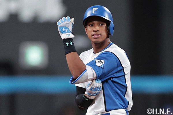 7回裏、レフトへ二塁打を放つ万波選手02