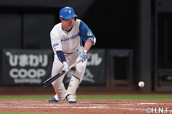 8回裏、失策を誘う送りバントをきめる松本剛選手01