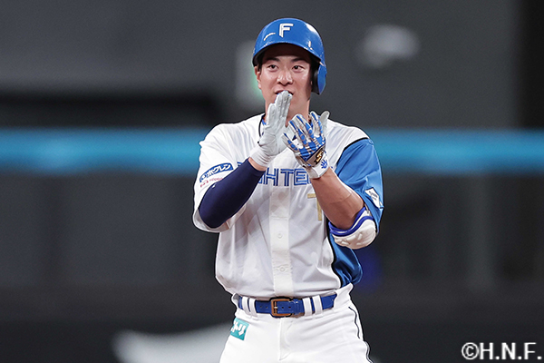 8回裏、失策を誘う送りバントをきめる松本剛選手02