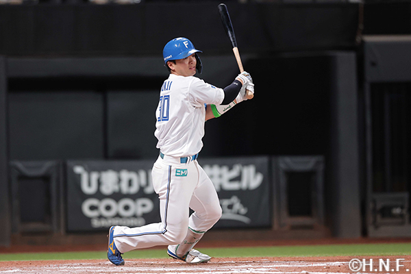 10回裏、ライトへヒットを放つ郡司選手