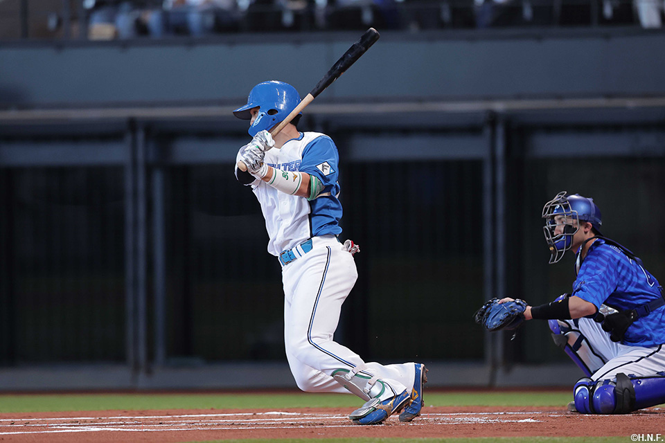 1回裏、センターへヒットを放つ郡司選手