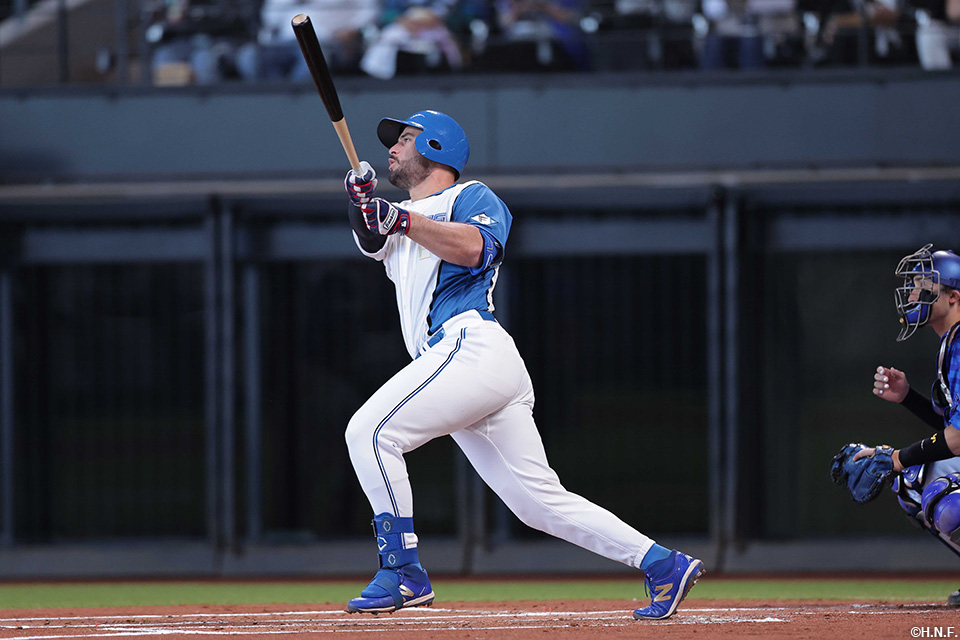 1回裏、先制適時二塁打を放つマルティネス選手