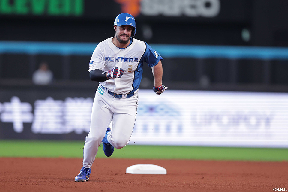 1回裏、三塁を狙うマルティネス選手