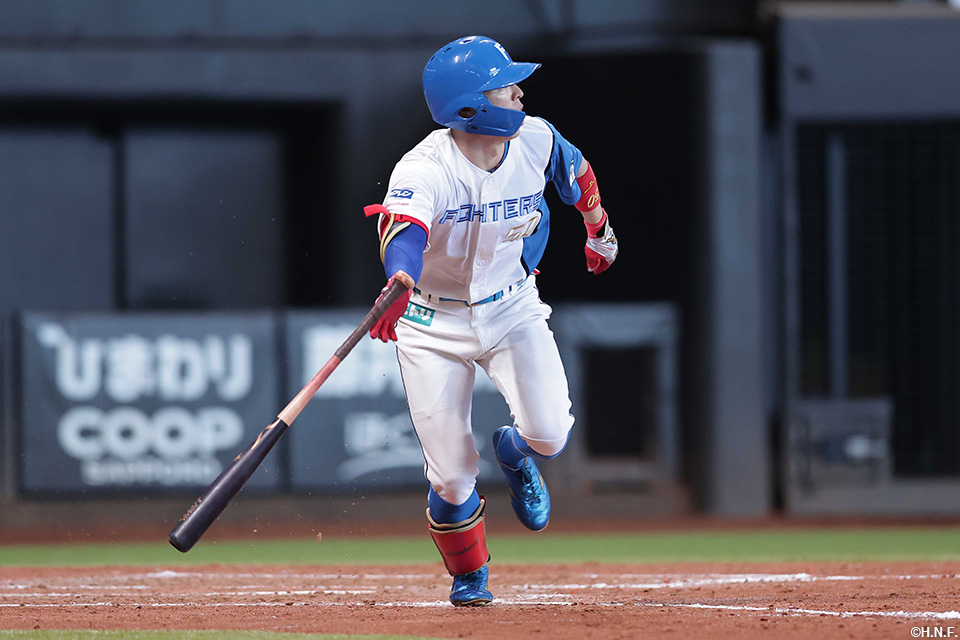 4回裏、センターへヒットを放つ五十幡選手