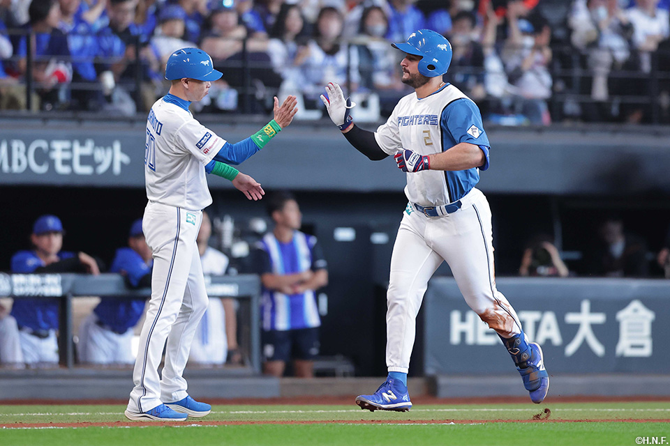 4回裏、レフトスタンドへ本塁打を放ったマルティネス選手01