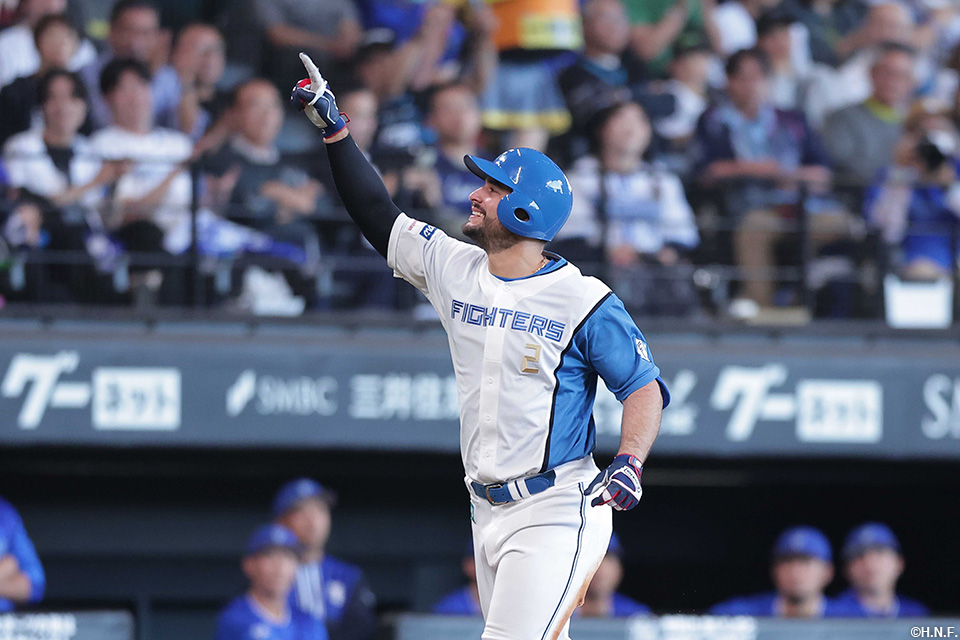 4回裏、レフトスタンドへ本塁打を放ったマルティネス選手02