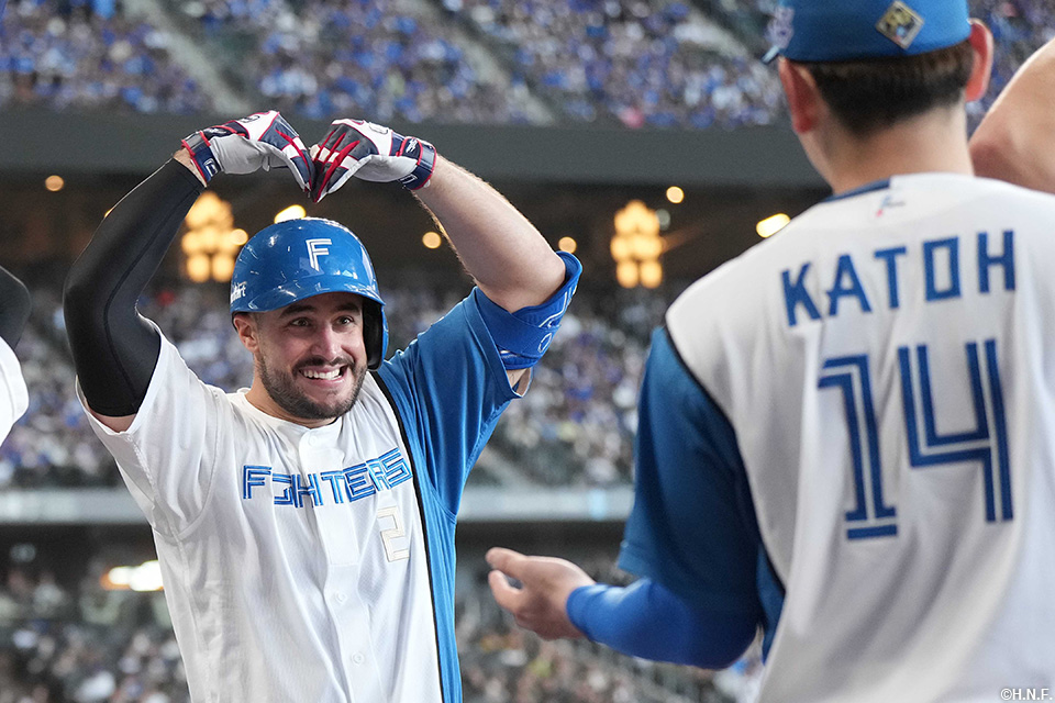 4回裏、レフトスタンドへ本塁打を放ったマルティネス選手03