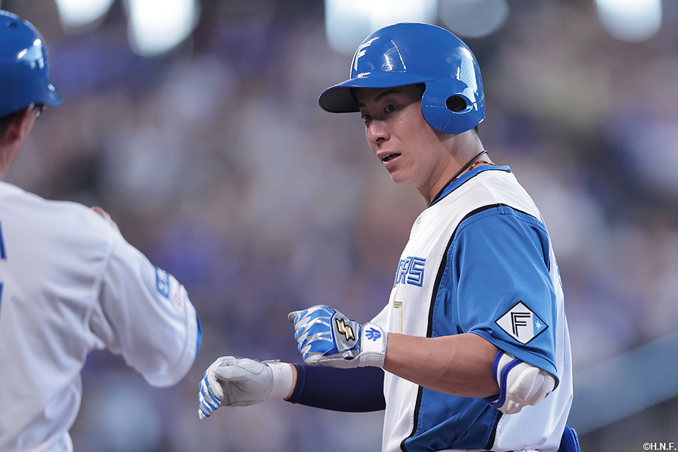 6回裏、ライトへヒットを放った松本剛選手