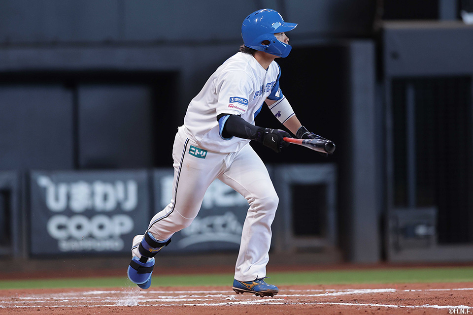 7回裏、レフトへヒットを放つ田宮選手