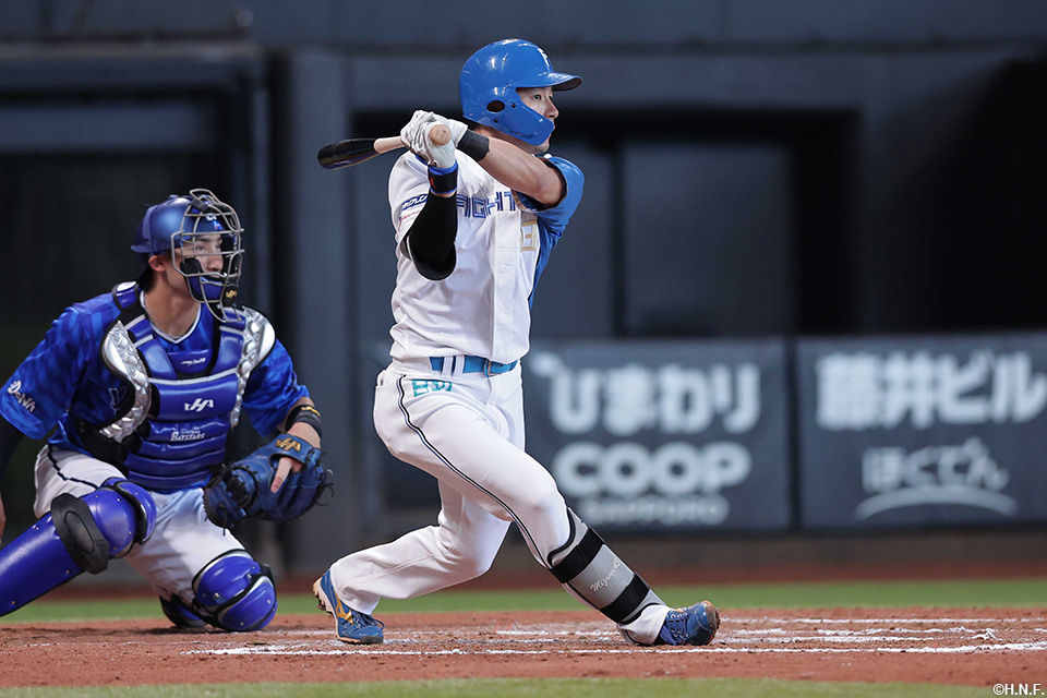 7回裏、ライトへヒットを放つ水野選手