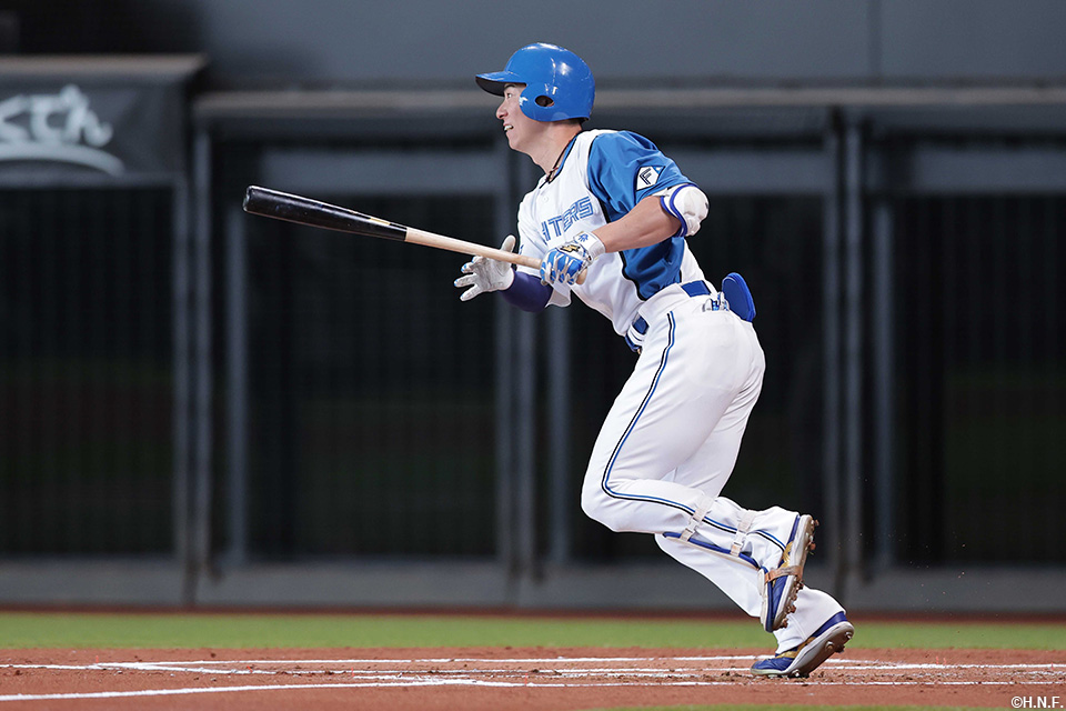 1回裏、ライトへヒットを放つ松本剛選手