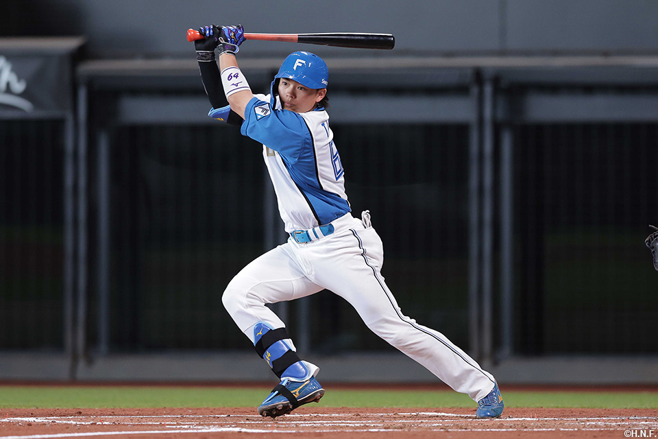 2回裏、レフトへ二塁打を放つ田宮選手