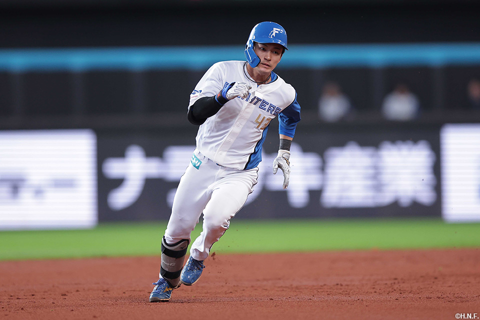2回裏、ライトへ先制適時三塁打を放った水野選手01