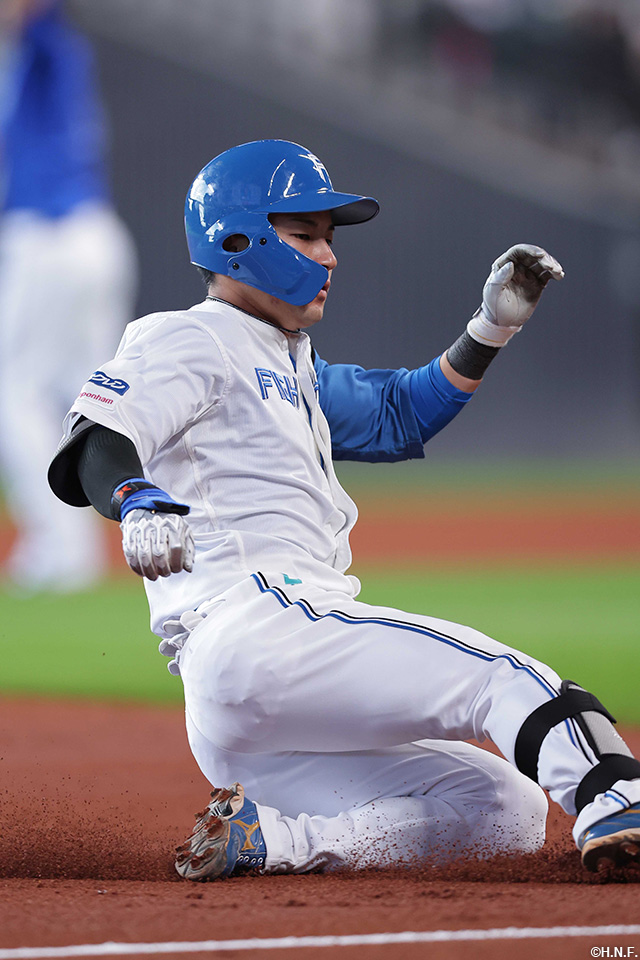 2回裏、ライトへ先制適時三塁打を放った水野選手02