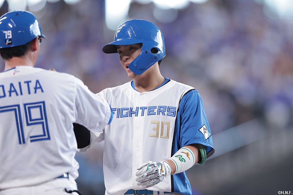 3回裏、レフトへ適時打を放った郡司選手