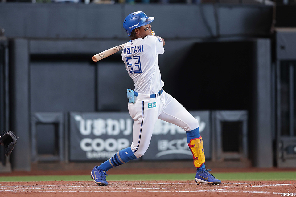 4回裏、プロ初本塁打となる2ランを放つ水谷選手01