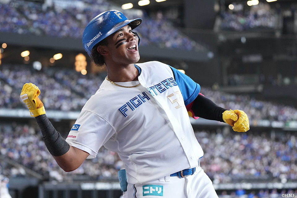 4回裏、プロ初本塁打となる2ランを放つ水谷選手02