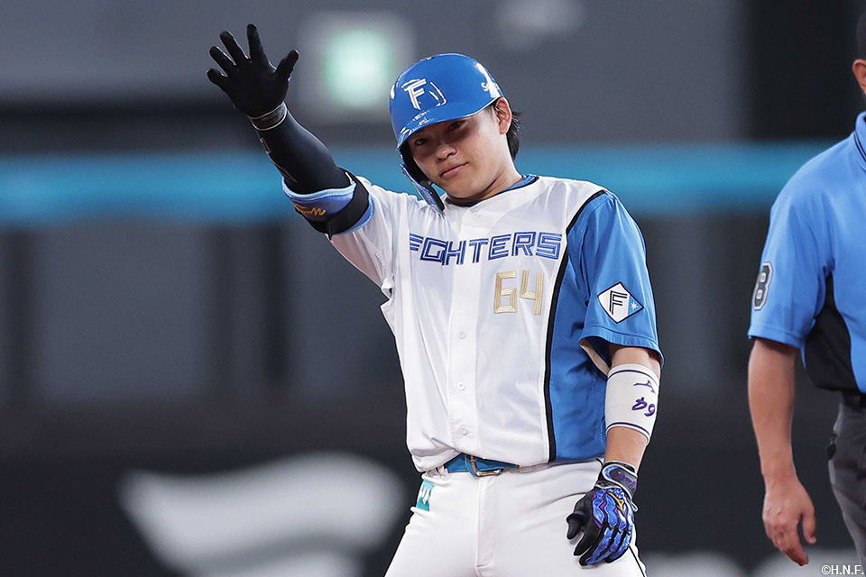 5回裏、ライトへ二塁打を放った田宮選手