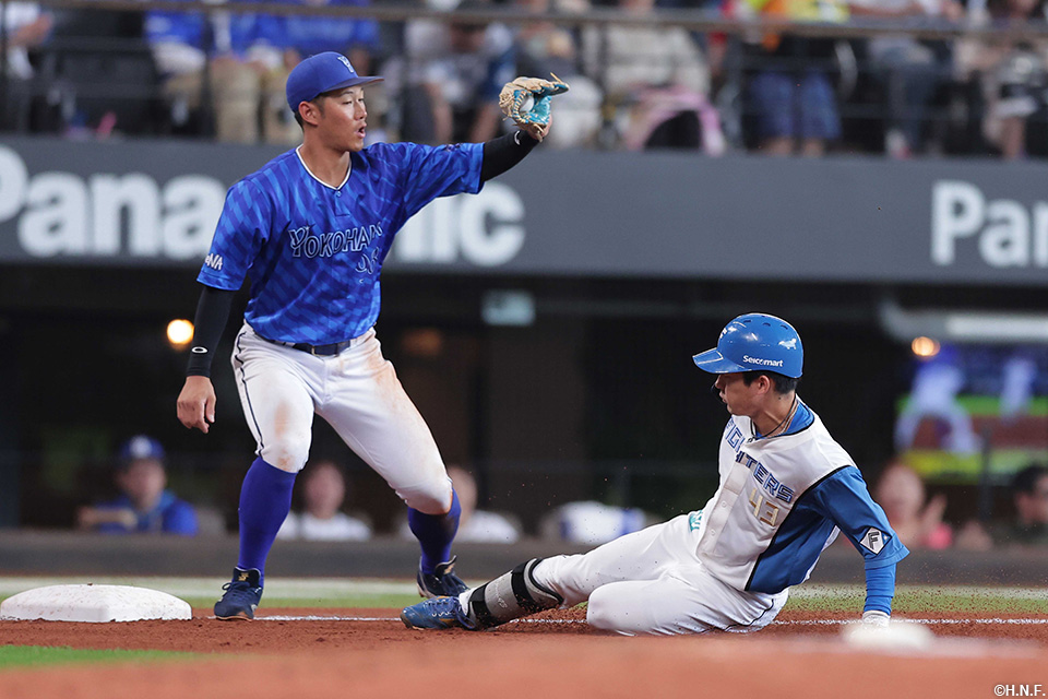 5回裏、センターへ適時三塁打を放った水野選手