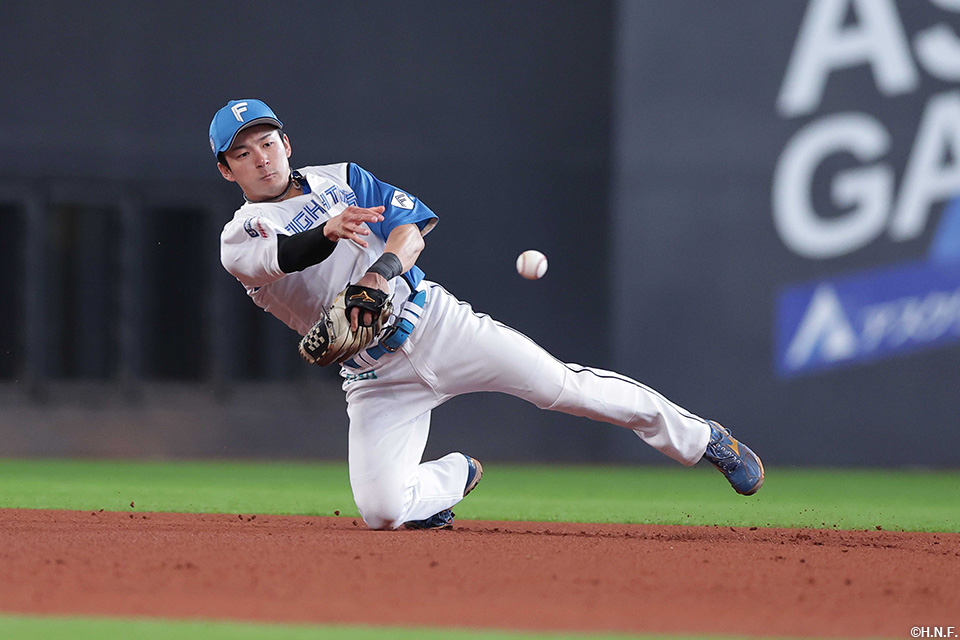7回表、好守をみせる水野選手
