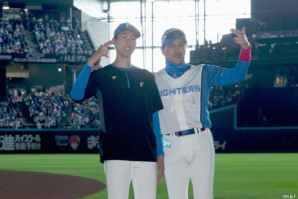 プロ初勝利の福島投手と新庄監督