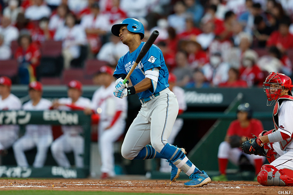 4回表、レフトへ適時打を放つ万波選手01