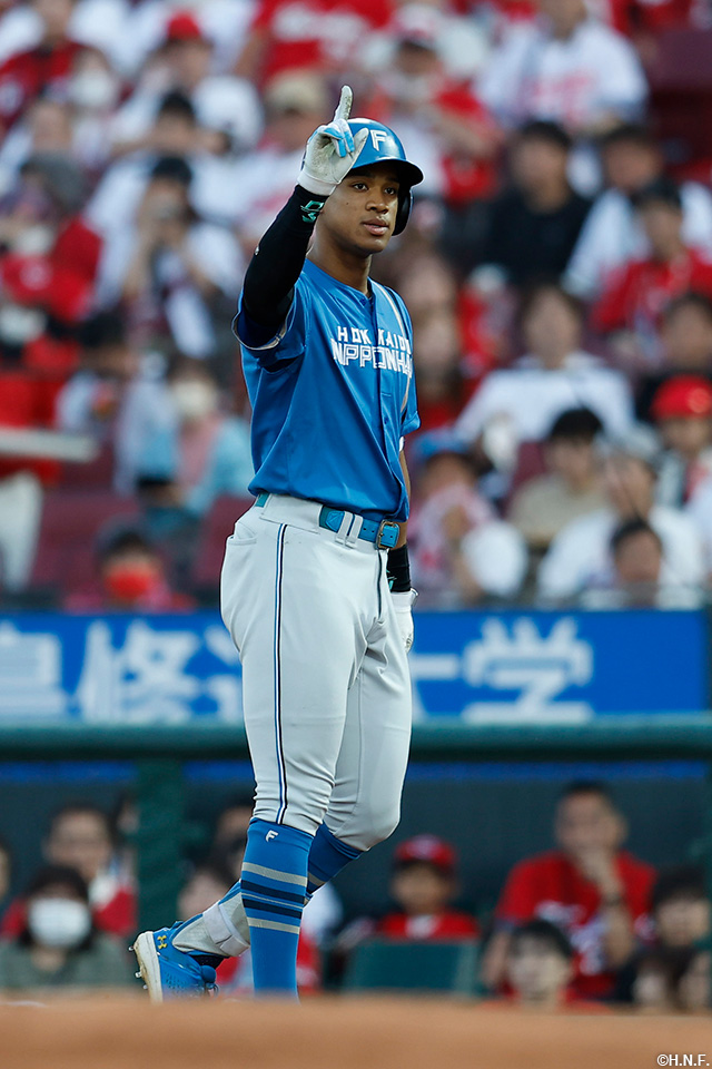 4回表、レフトへ適時打を放つ万波選手02