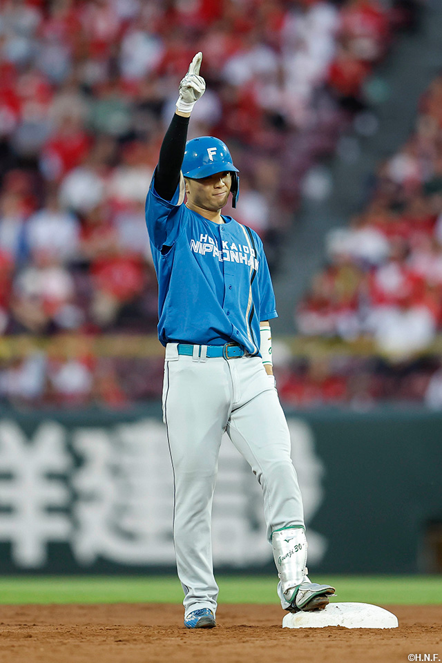 5回表、適時二塁打を放つ郡司選手02