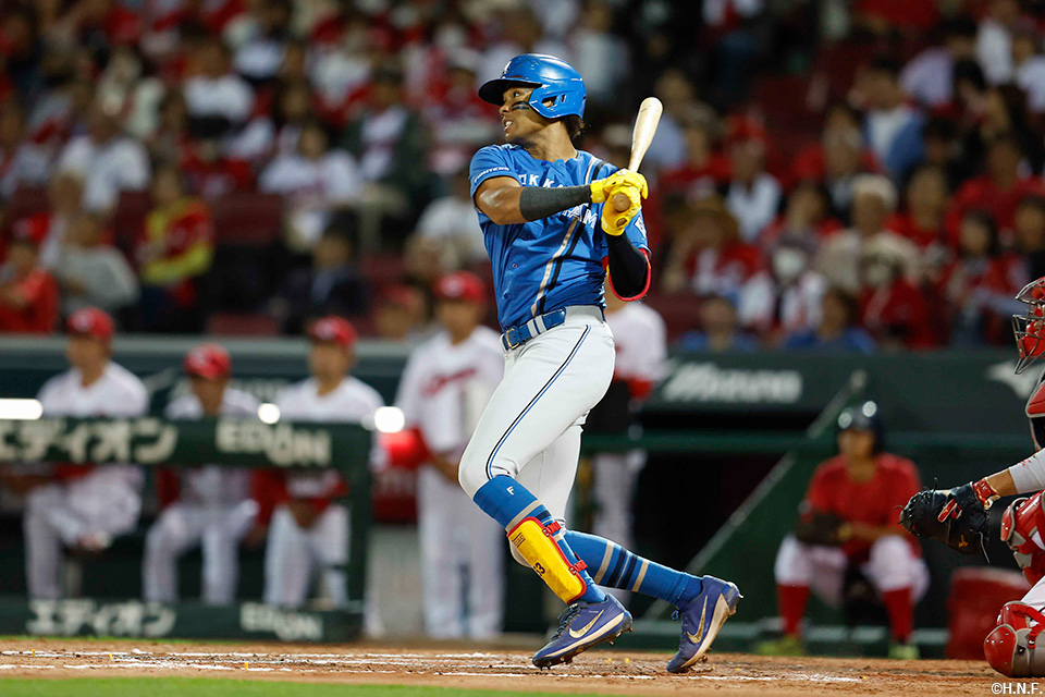 8回表、ライトへ適時打を放つ水谷選手01